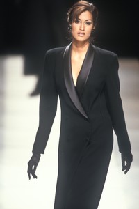 922341803_GiorgioArmani1992WomenRTW7.thumb.jpg.3809bce7cd464f0d7ac6dd786eab8801.jpg
