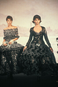 931525707_Chanel1990HauteCouture6.thumb.jpg.5a99ee2ef7170f11f0bb171179d15227.jpg