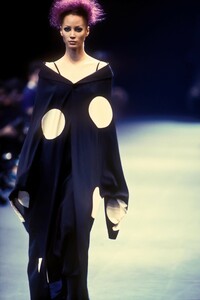 956466579_CommedesGarcons1992WomenRTW25.thumb.jpg.a2cba2f1d3274d53759e2378f2cde1f8.jpg