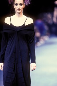 958896345_CommedesGarcons1992WomenRTW69.thumb.jpg.575382082f5d5816118cb01521d682d8.jpg