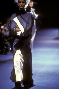 976155856_CommedesGarcons1992WomenRTW103.thumb.jpg.aca373adb4a7bd2609b45ab32e9fa72c.jpg