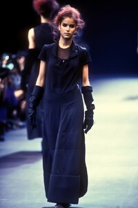 994163703_CommedesGarcons1992WomenRTW23.thumb.jpg.04cf89ea80a0b72f23547ab79c8eb5fe.jpg