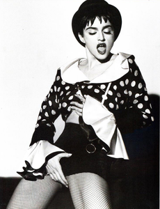 MC_Ritts_Vogue_Italia_June_1990_09.thumb.png.f6e7e73cdcdc86ac0335993de3664752.png