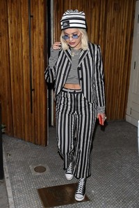 Rita-Ora_-Leaving-The-Nice-Guy-restaurant--09-662x993.jpg