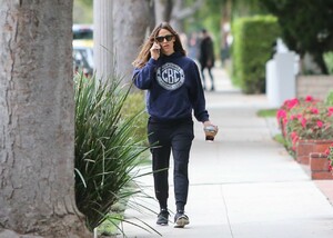 jennifer-garner-in-workout-clothes-los-angeles-12-14-2018-0.jpg