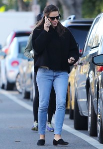 jennifer-garner-out-in-brentwood-12-03-2018-3.jpg