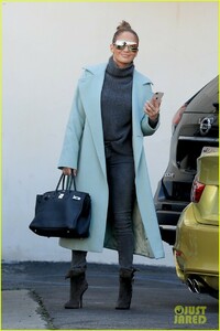 jennifer-lopez-goes-glam-while-shopping-in-beverly-hills-01.jpg