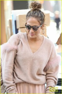 jennifer-lopez-pretty-in-pink-while-out-in-beverly-hills-01.jpg