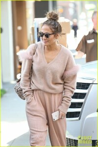 jennifer-lopez-pretty-in-pink-while-out-in-beverly-hills-02.jpg