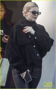 kylie-jenner-gets-some-holiday-shopping-done-04.jpg