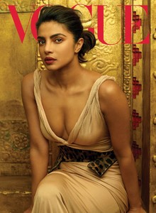 priyanka-chopra-vogue-us-january-2019-issue-12.thumb.jpg.9e001147835fb6cb7d67fa8e22f65d5a.jpg