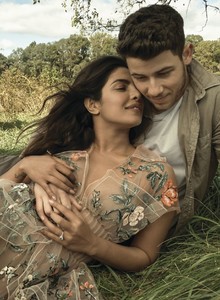 priyanka-chopra-vogue-us-january-2019-issue-3.thumb.jpg.a789915d27ef0b92b84084cbed944aba.jpg