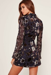 vestido-con-vuelo-y-estampado-de-flores-de-terciopelo-azul (2).jpg