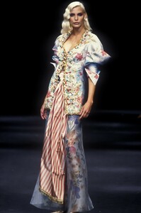 1212969800_ChristianDior1994HauteCouture181.thumb.jpg.2b0f9a0704e8157f394c6e48285fe3cb.jpg