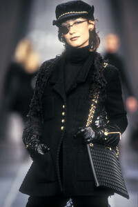 1257804760_Chanel1993WomenRTW50.thumb.jpg.e6e9d96f61b69a56419110ebfaa58fa1.jpg