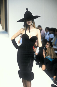 1909684708_Givenchy1995HauteCouture93.thumb.jpg.0ef97d4cc00b918e7860978e83331716.jpg