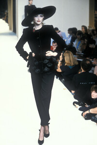 2074985342_Givenchy1995HauteCouture63.thumb.jpg.ee24967b488d76016fddf46ff84bd9fd.jpg