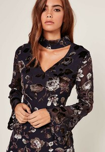 vestido-con-vuelo-y-estampado-de-flores-de-terciopelo-azul (1).jpg