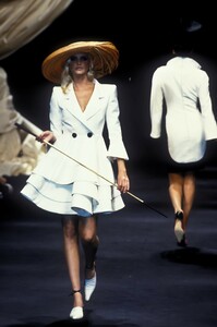 251677024_ChristianDior1994HauteCouture125.thumb.jpg.a4ca404135e70475e38cd09e9c67b45a.jpg