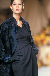 762201906_ChristianDior1990HauteCouture62.thumb.jpg.136a714db2a9888baed167fa50654c1f.jpg