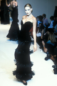 861746893_Givenchy1995HauteCouture88.thumb.jpg.6a80cd79d44912e9dbb2ed3c0b5d9c32.jpg