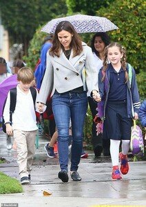 8628262-6601053-School_run_Jennifer_Garner_went_without_a_coat_or_umbrella_and_h-m-34_1547690237360.jpg