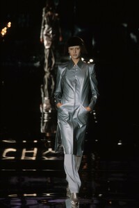 GIVENCHY-FALL-1999-RTW-021lii.jpg