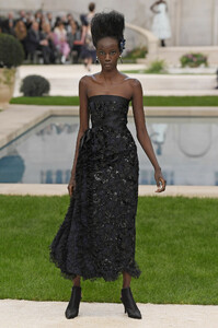 chanel-couture-spring-2019-paris-fashion-week-pfw-050(1).thumb.jpg.05a8c6643562edd588bb3d6250361039.jpg