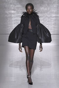 givenchy-couture-spring-2019-paris-fashion-week-pfw-011(1).thumb.jpg.76fc60cd8e64df008db22f96a02908d1.jpg