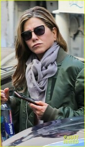 jennifer-aniston-spends-the-day-at-a-spa-01.thumb.jpg.090e9e332bafb004911d3489e8f11605.jpg