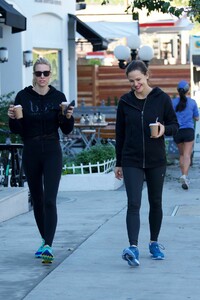 jennifer-garner-in-tights-leaves-the-gym-in-brentwood-01-19-2019-5.jpg