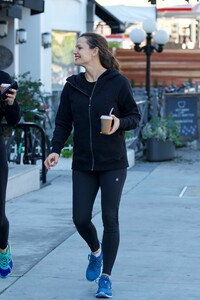 jennifer-garner-in-tights-leaves-the-gym-in-brentwood-01-19-2019-7.jpg