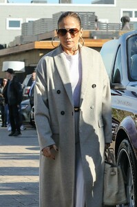 jennifer-lopez-leaves-soho-house-in-malibu-12-30-2018-2.jpg