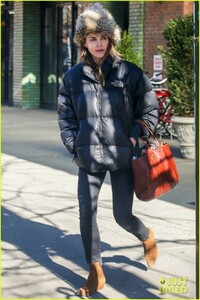 keri-russell-bundles-up-for-day-out-in-nyc-01.jpg