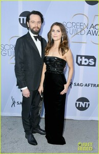 keri-russell-matthew-rhys-bring-the-americans-to-sag-awards-05.jpg