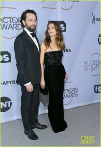 keri-russell-matthew-rhys-bring-the-americans-to-sag-awards-13.jpg