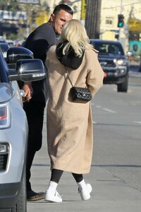 kylie-jenner-in-teddy-faux-fur-coat-01-09-2019-5.jpg