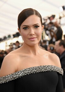 mandy-moore-2019-sag-awards-3.jpg