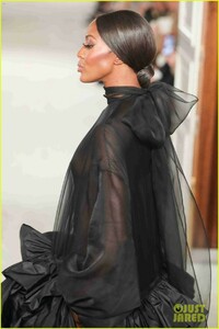 naomi-campbell-sheer-gown-valentino-show-02.jpg