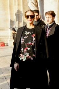 olivia-palermo-schiaparelli-haute-couture-spring-summer-fashion-show-in-paris-01-21-2019-1.thumb.jpg.df8fa68642e89178815f7e8a499a85c8.jpg