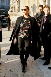 olivia-palermo-schiaparelli-haute-couture-spring-summer-fashion-show-in-paris-01-21-2019-2.thumb.jpg.821701888427ce7199be4efa46edc535.jpg