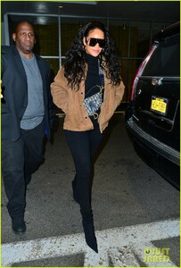 rihanna-struts-her-way-to-the-dentist-in-nyc-06.jpg