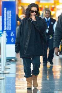 rihanna-travel-style-01-28-2019-5.jpg