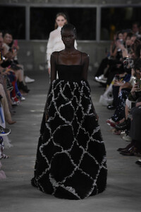 valentino-pf-2019-074(1).thumb.jpg.8446109fe6b61807760b0659805443ea.jpg