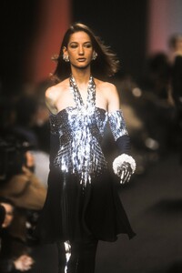 1173499336_KarlLagerfeld1991WomenRTW70.thumb.jpg.e503dbe510a3dce1400403f8dbda662d.jpg