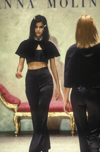 124474085_AnnaMolinari1995WomenRTW115.thumb.jpg.f14efef44f304fe8dc0642d954bcecc8.jpg