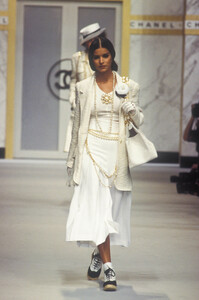 1330345289_Chanel1993WomenRTW95.thumb.jpg.2b5edfea243887c1608353060a5e116f.jpg