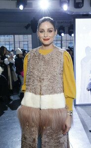 1398041270_OliviaPalermoJonathanSimkhaiFrontRow3nANydA4qOEx.thumb.jpg.ad47e8f209eb1faa0fb990a68d2abd64.jpg