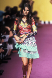 1543574648_KarlLagerfeld1995WomenRTW19.thumb.jpg.93eb47d85a7ecf2dd869b5c69c4c86ea.jpg
