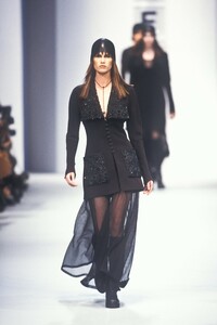 1874646676_KarlLagerfeld1993WomenRTW87.thumb.jpg.dd76a2e15d1a2528484b20780d0817f3.jpg